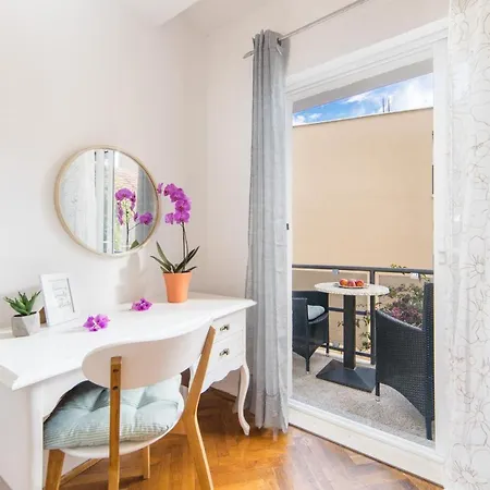 Mirna Center & Beach Apartment *