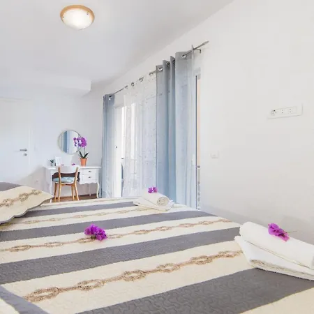Mirna Center & Beach * Gradac (Split-Dalmatia)