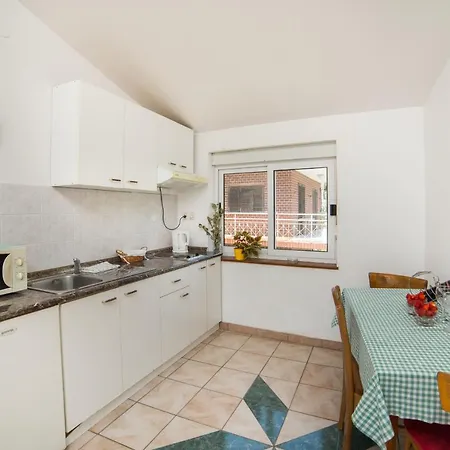 Mirna Center & Beach Apartment Gradac (Split-Dalmatia)