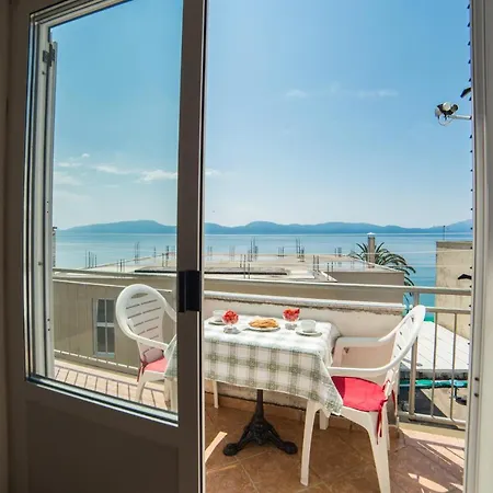 Mirna Center & Beach Apartment