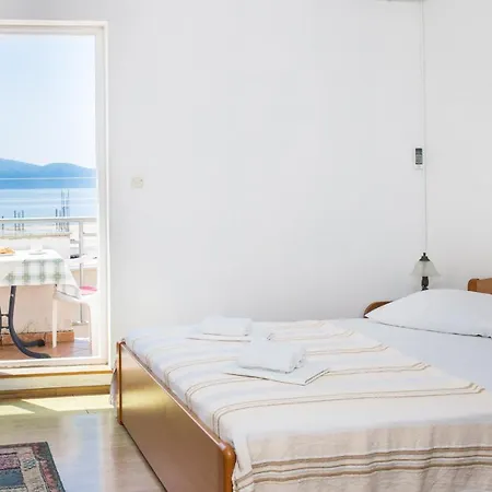 Mirna Center & Beach Apartment