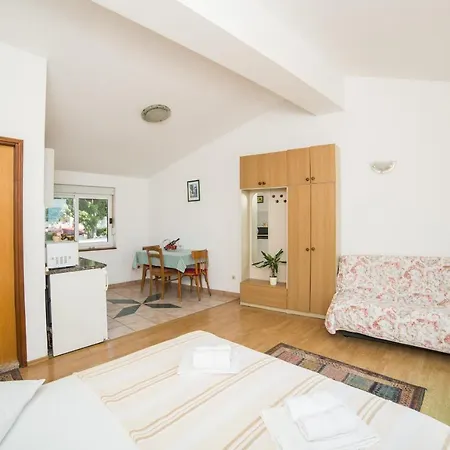 Apartment Mirna Center & Beach *