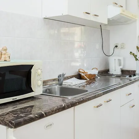 Mirna Center & Beach Apartment