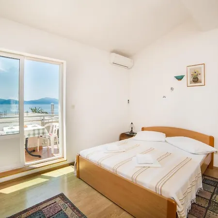 Mirna Center & Beach Apartment